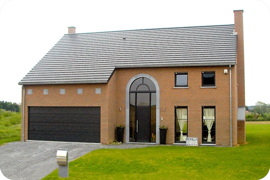 bâtiment avec porte vitrée