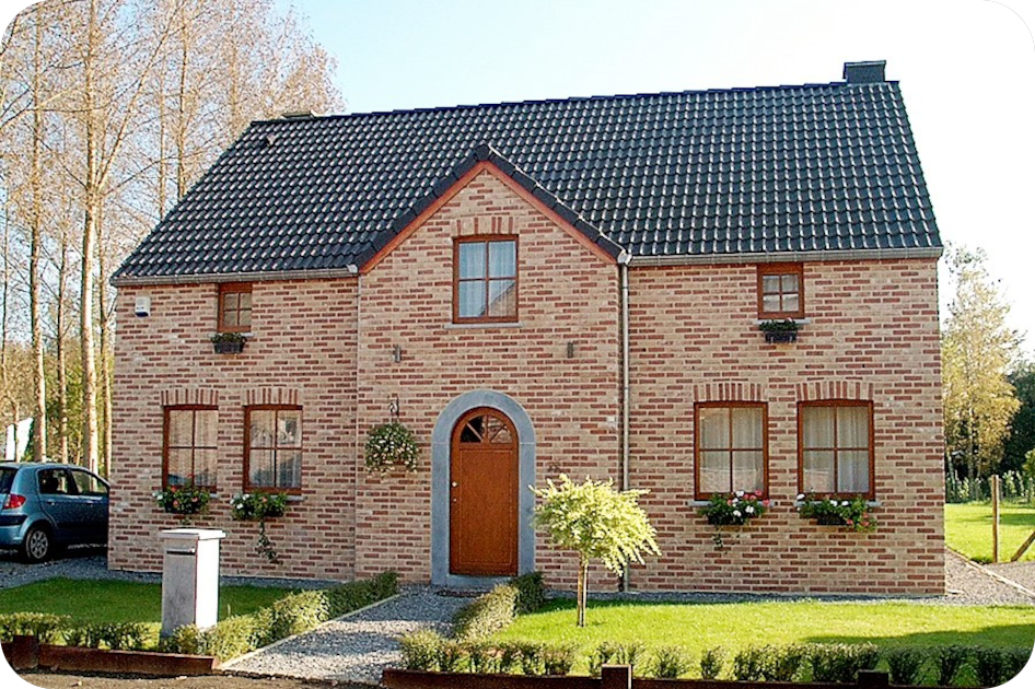 maison en briques rouges avec châssis en bois
